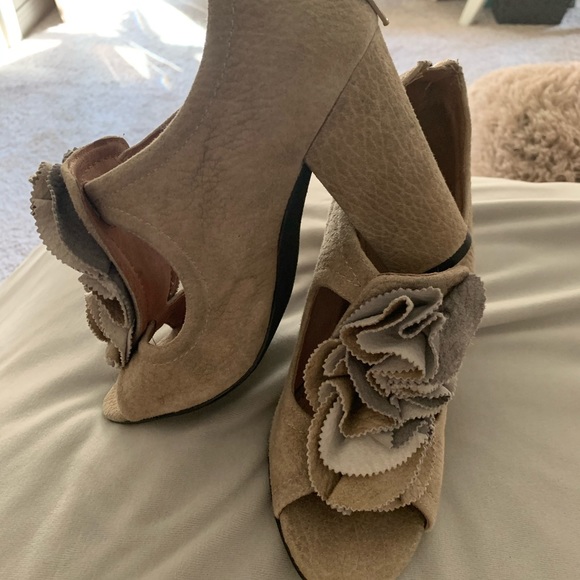 Heels - Picture 2 of 6